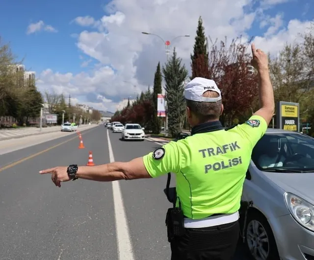 Düzce'de trafik denetimlerinde binlerce araç kontrol edildi