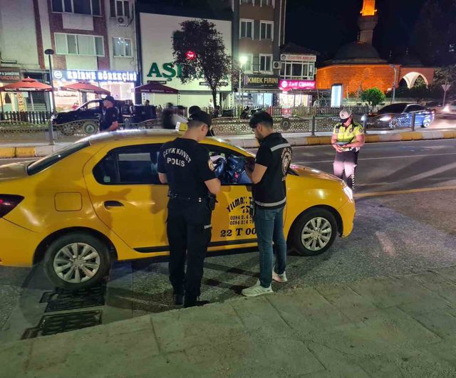Edirne'de eş zamanlı şok uygulamada yüzlerce kişi ve araç denetlendi