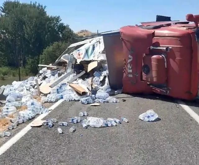 Elazığ’da su yüklü tır yan yattı: 1 yaralı