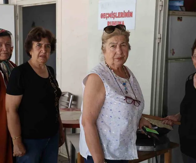 Emekli kadınlar gözleme satarak üniversitelilere burs desteği sağlıyor