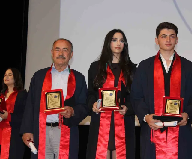 Emekli öğretmen 79 yaşında avukat oldu