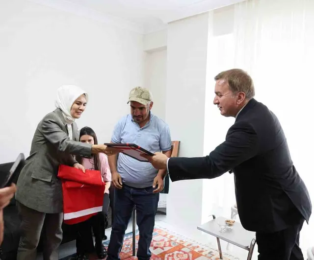 Engelli kardeşlerine ömrünü adayan Çilem’e ev tapusu teslim edildi