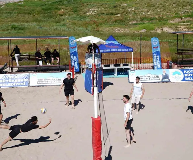 Erciyes’te 2 bin 200 metrede plaj voleybolu turnuvası düzenlendi
