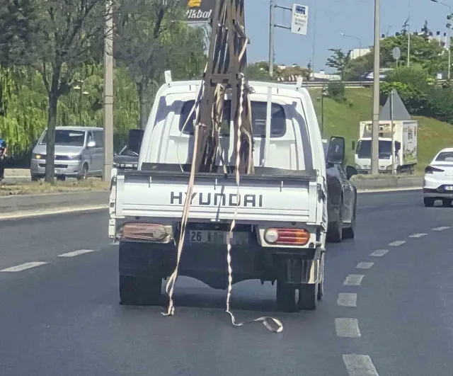 Eskişehir çevre yolunda kamyondan sarkan şeritler trafik güvenliğini tehlikeye attı
