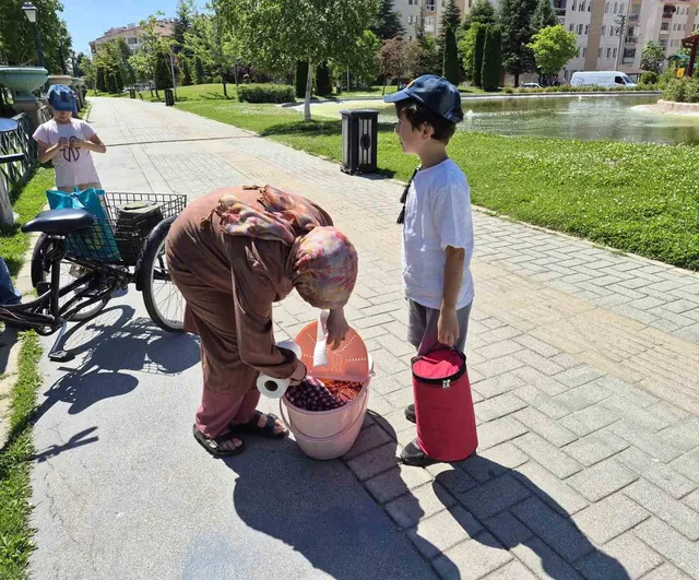 Eskişehir'de küçük simitçiler aileleriyle ticareti öğreniyor