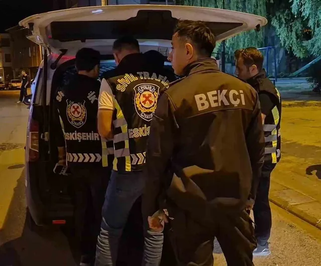 Eskişehir'de polis ekiplerine zorluk çıkaran alkollü sürücü kafasını otobüs durağına vurdu