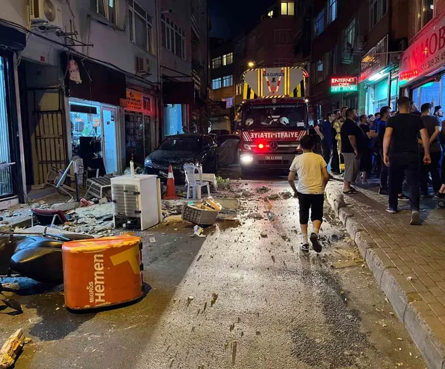 Fatih'te 4 katlı binanın çatısından düşen parçalar iki kişiyi son anda kurtardı