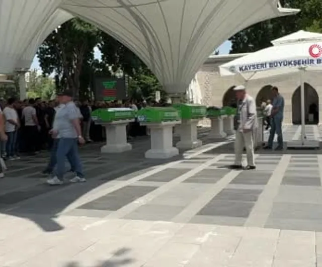 Feci kazada hayatını kaybeden aile yan yana toprağa verildi