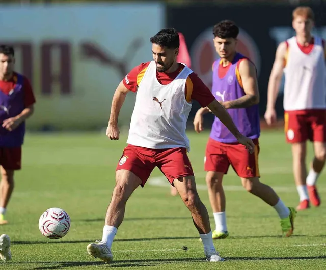 Galatasaray sabah salonda akşam sahada çalıştı
