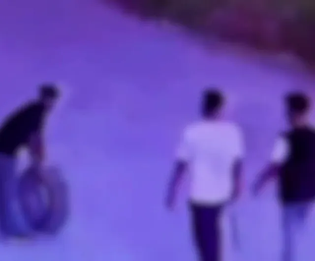 Gece lastiği patlayan sürücüler Hatay'da park halindeki aracın yedek lastiğini çaldı