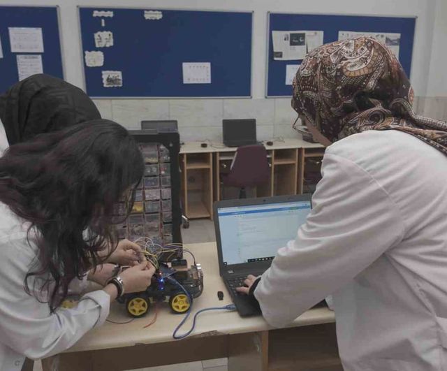Gençler hem meslek öğreniyor hem üretiyor