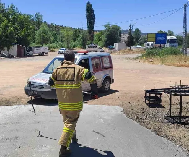 Gölbaşı'nda iş yerine giren yılan itfaiye tarafından doğaya bırakıldı