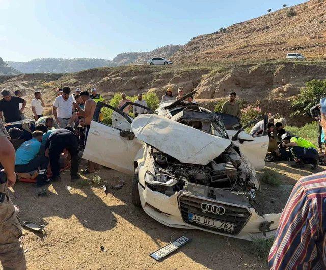 Güçlükonak'ta 34 DFT 762 plakalı otomobil şarampole yuvarlandı: iki kişi hayatını kaybetti