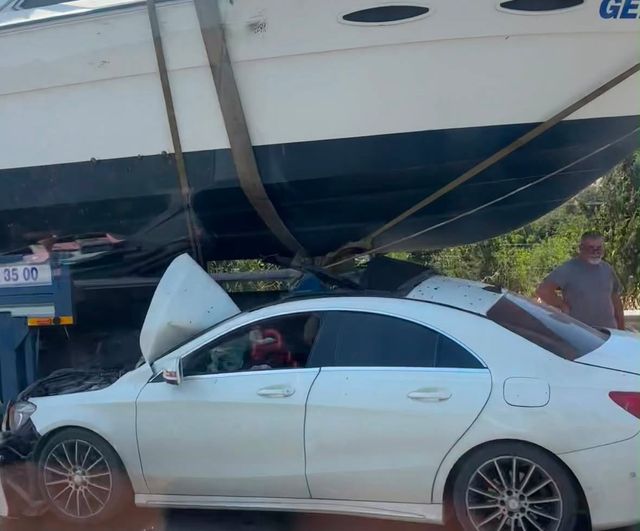 Güzelbahçe’de otoyolda şaşırtan kaza: otomobil teknenin altına girdi