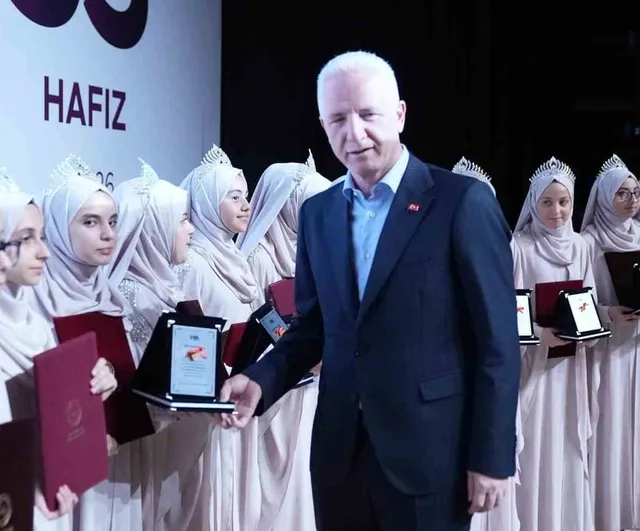 Hafızlık icazet töreninde 33 öğrenci taçlandı, umre müjdesi verildi