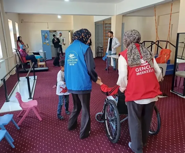 Hamur Gençlik Merkezi gönüllülerinden özel öğrencilere anlamlı ziyaret
