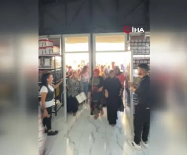 Hatay Antakya'da züccaciye açılışı yoğun kuyruğa ve izdihama yol açtı