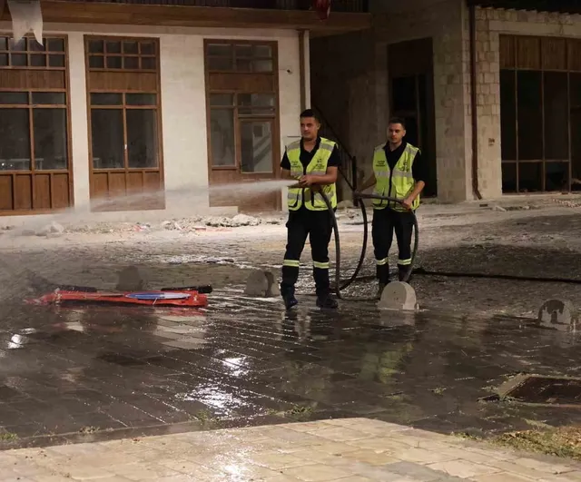 Hatay Büyükşehir Belediyesi il genelinde eş zamanlı temizlik çalışması yürütüyor