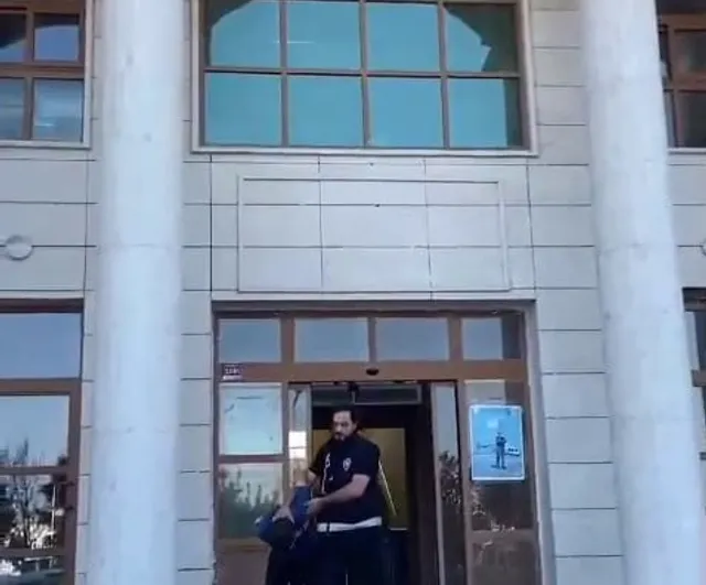 Hatay'da ayrılmak isteyen eşini çocuklarının önünde bıçakla tehdit edip döven kişi tutuklandı