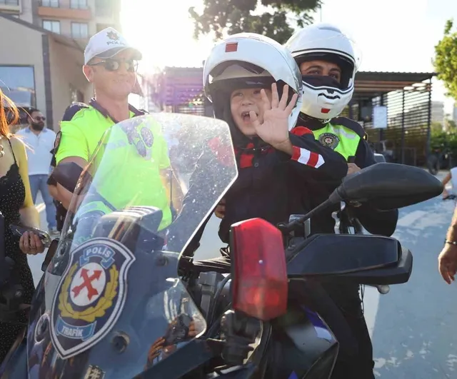 Hayalindeki üniformayı giyen çocuk: Mersin polislerinden anlamlı sürpriz