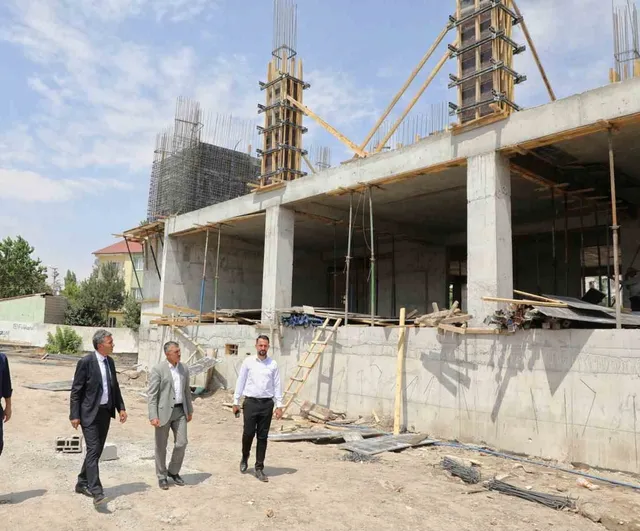 Hazırlıklar sahada değerlendirildi: İl millî eğitim müdürü Çakan Hamur ve Patnos'ta