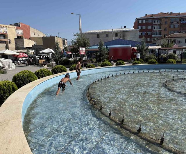 Iğdır'da çocuklar süs havuzunda serinledi