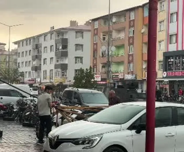 Iğdır’da fırtına çatıları uçurdu