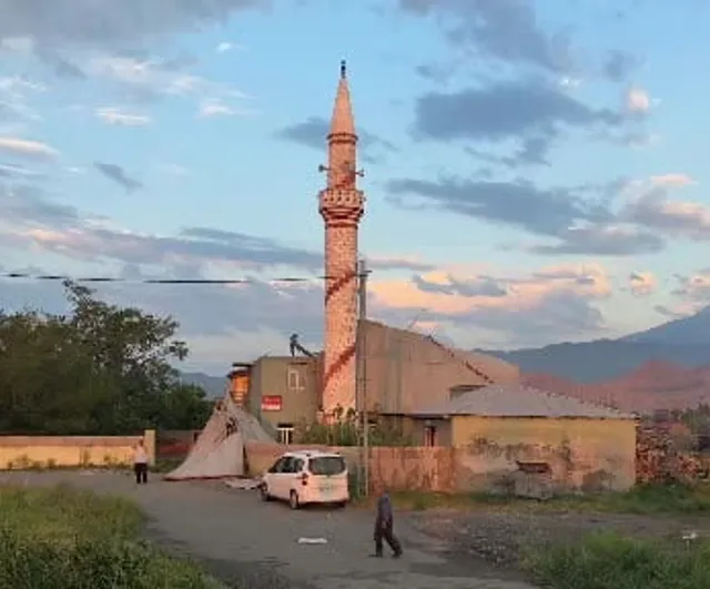 Iğdır’da fırtınada caminin çatısı uçtu