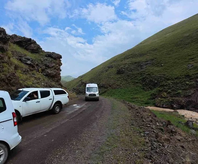 Iğdır’da selin kapattığı köy yolu açıldı, yaralı vatandaşa ulaşıldı