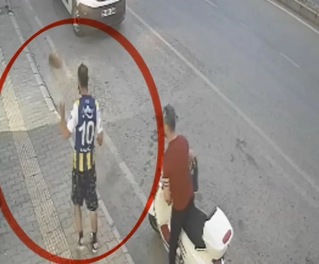İlkadım'da esnafın baktığı kediye tekme atılması kamera kaydına yansıdı