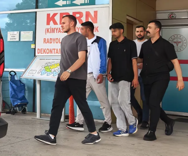 İnegöl kent meydanında kavga sonrası kolye hırsızlığı: iki kişi yakalandı