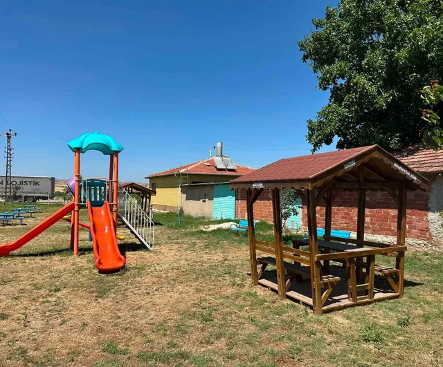 İnönü Belediyesi park ve sosyal alanlara kamelya desteği sağladı