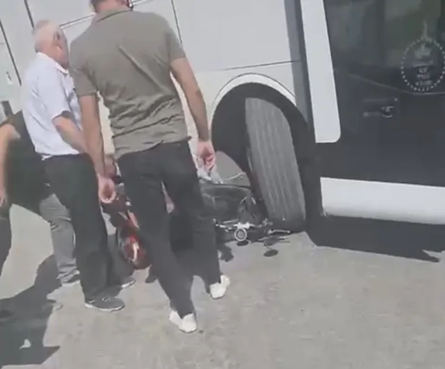 İşçi servisi ile çarpışan motosikletli yaralandı