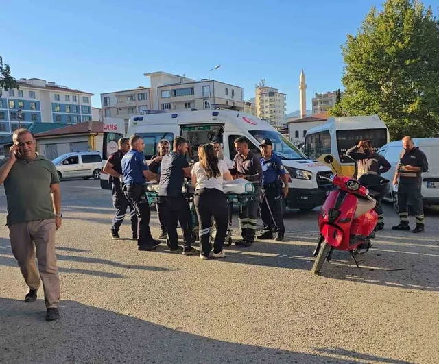 İslahiye'de motosiklet ile hafif ticari aracın çarpışması: sürücü hastaneye kaldırıldı