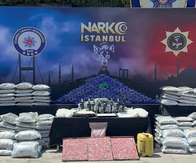İstanbul'da iki haftada 80 torbacı yakalandı, 1 ton 45 kilo uyuşturucu emniyette sergilendi