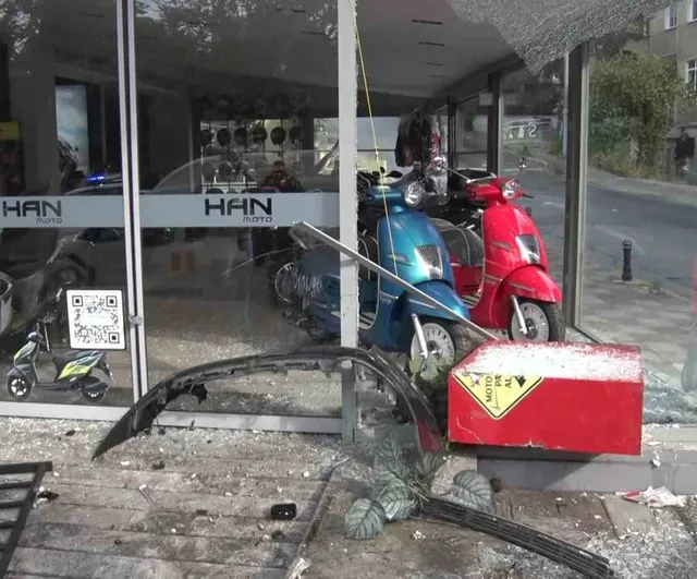Kadıköy'de otomobil motosiklet galerisine girdi