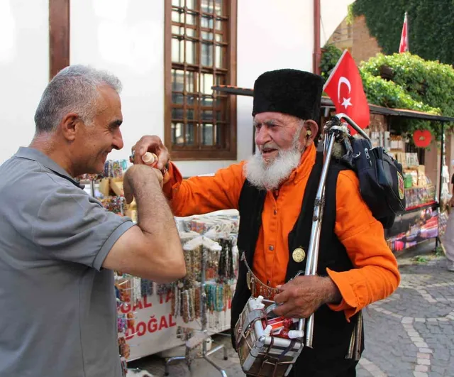 Kalpaklı asırlık çınar Amasya'nın son esansçısı