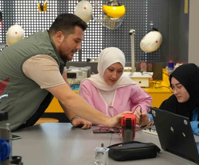 Karabük Üniversitesi'nde gençlere yapay zekâ ve dijital üretim atölyesi