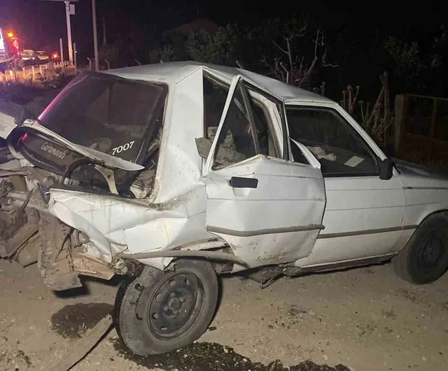 Karaman’da hafif ticari araç otomobile arkadan çarptı: 2 yaralı