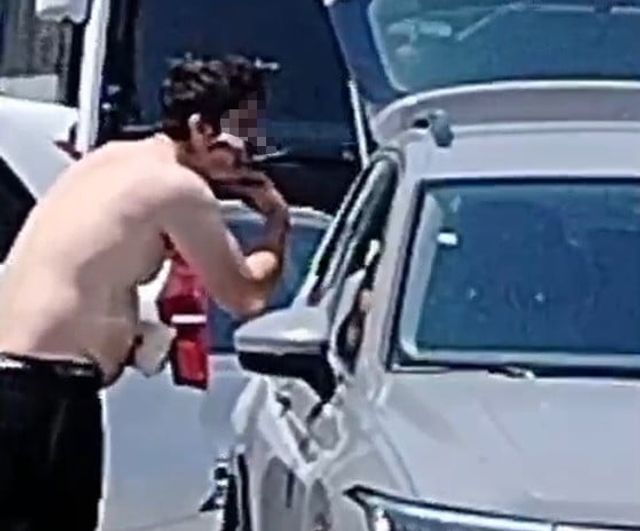 Karasu'da yol kenarında otomobil camına bakarak tıraş oldu