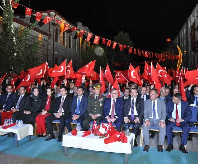 Kars'ta 15 Temmuz anmasında yüzlerce vatandaş meydanları doldurdu