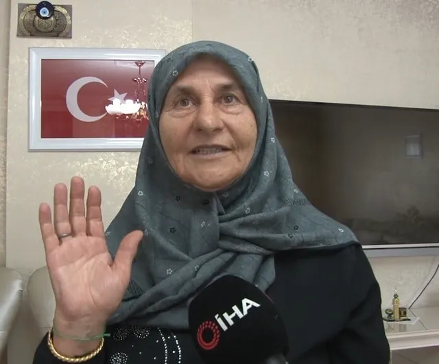 Kars’ta bayrak sevgisi kuşaktan kuşağa aktarıldı: aynı aileden iki kuşak, 7 yıl arayla valilik önünde Türk bayrağını öptü