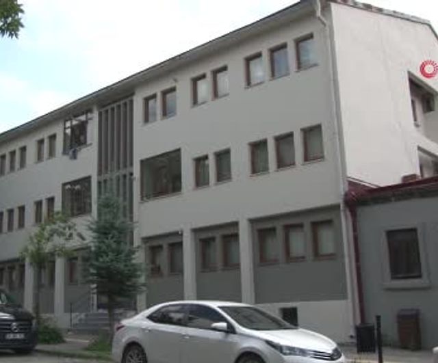 Kars'ta bayrak sevgisi kuşaktan kuşağa aktarıldı: aynı aileden iki kuşak valilik önünde bayrağı öptü