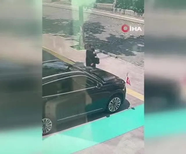 Kars’ta yaşlı kadın makam aracındaki Türk bayrağını öptü