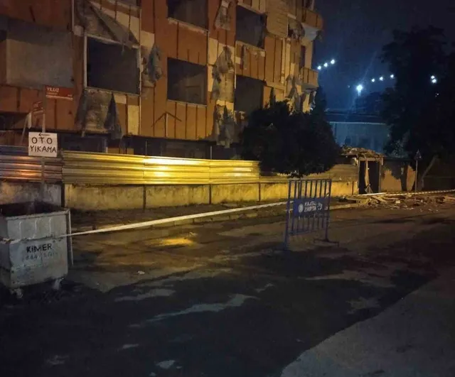 Kartal'da boş kalan binanın balkonu gecenin sessizliğinde caddeye çöktü