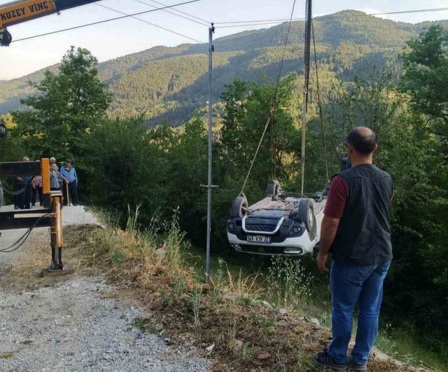 Kastamonu’da otomobil tarlaya yuvarlandı: 3 yaralı