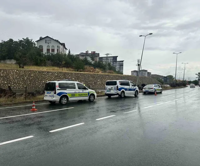 Kastamonu'da su birikintisine kapılan otomobil refüjdeki direğe çarptı: üç yaralı