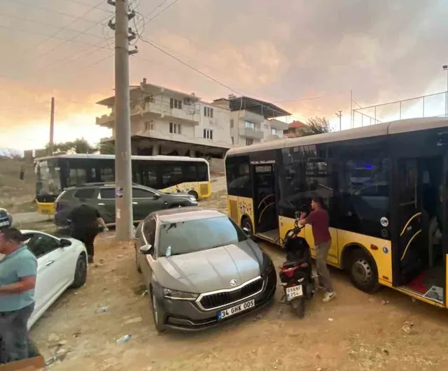 Kavşit'te çıkan orman yangını için büyükşehir otobüsleri tahliye hazırlığında