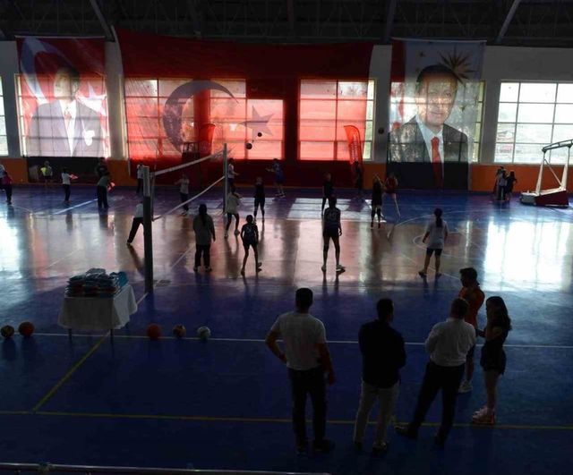 Kaymakam Koşansu minik sporcularla sahada moral ve hediyelerini paylaştı