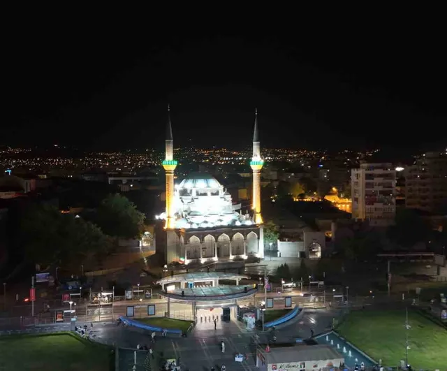 Kayseri'de 15 temmuz demokrasi ve milli birlik günü anma programında camilerden sela okundu